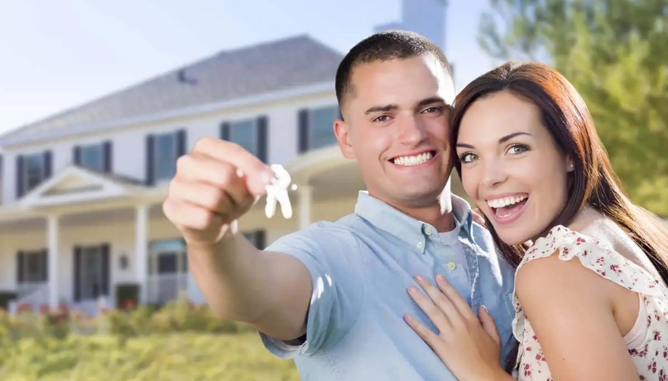 acheteurs qui examinent un logement